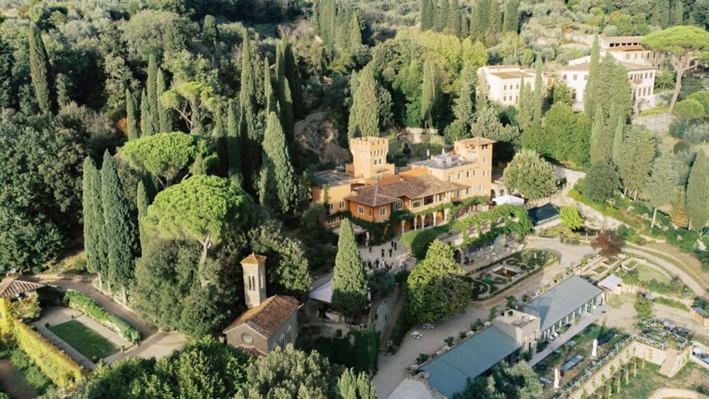 Villa le Fontanelle in Tuscany is an Italy Wedding Photographer's perfect venue in Tuscany