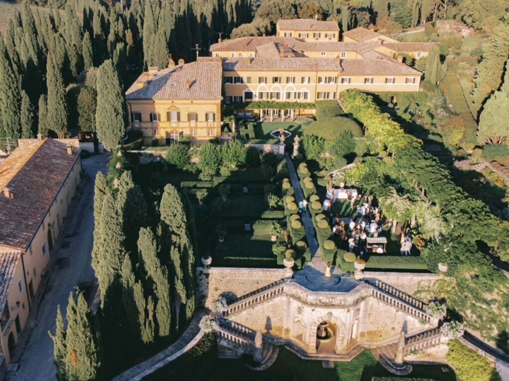 A cocktail party at La Foce, luxury wedding venue in Tuscany